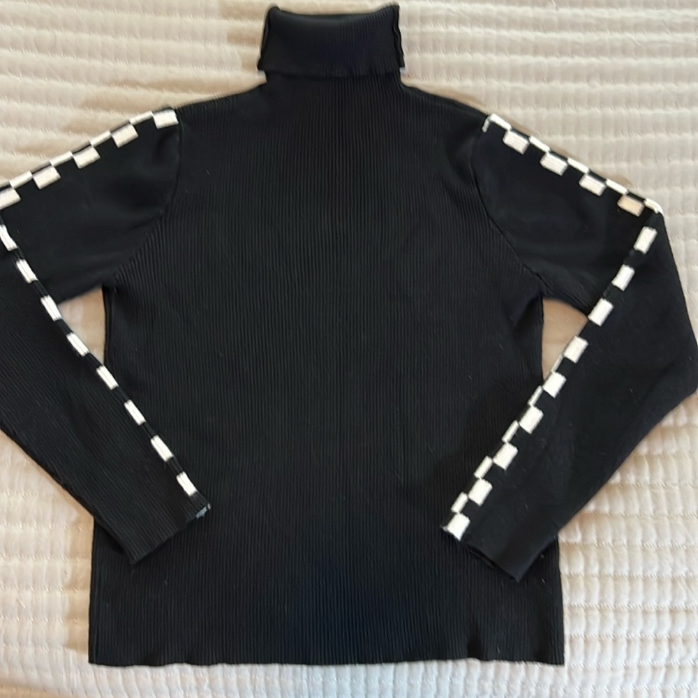 Turtlleneck black sweater with checkered sleeves